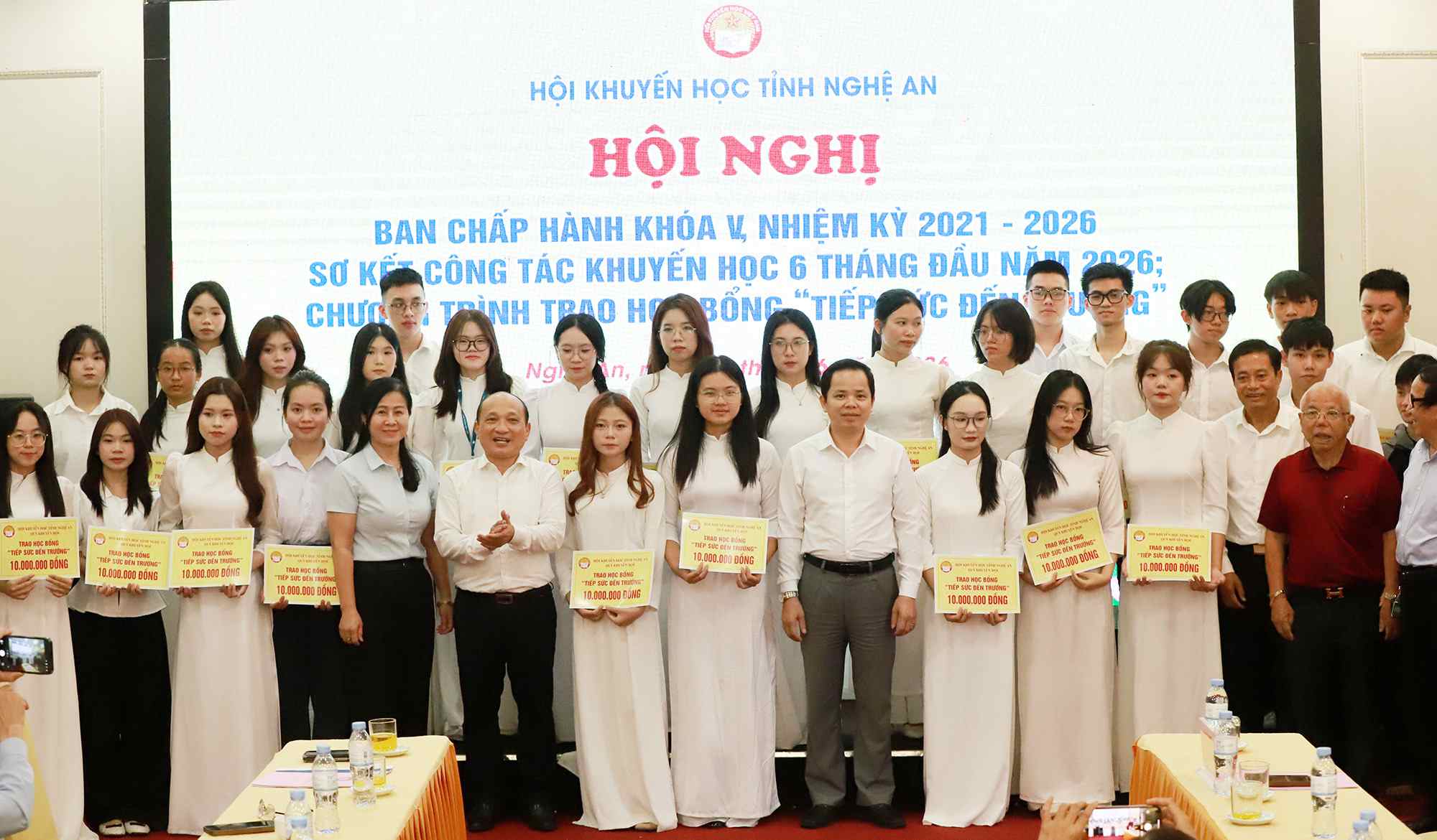 Các đại biểu trao học bổng cho các tân sinh viên. Ảnh: Quốc Huy