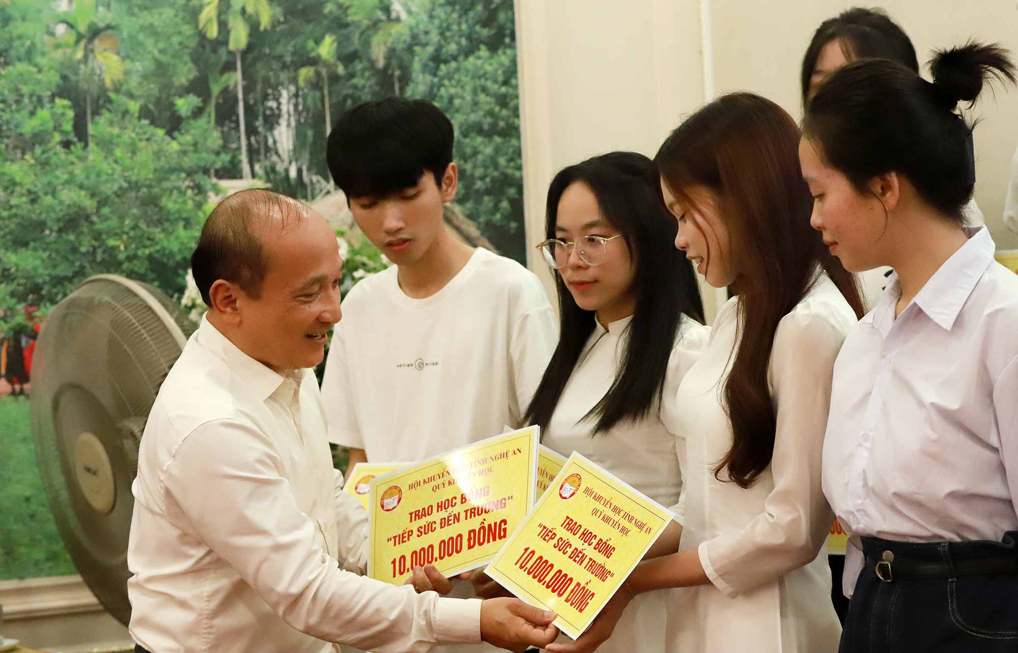 ゲアン省奨学金協会のグエン・タイン・ヒエン会長が新入生に奨学金を授与。写真:クオック・フイ