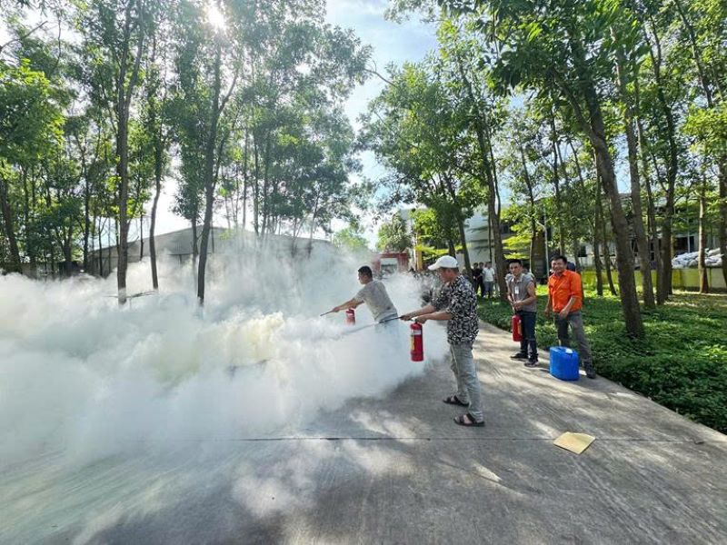 Workers and employees of Alena Vietnam Shoe Co., Ltd. are trained in professional skills, improving fire prevention and fighting and rescue skills. Photo: Thanh Hoa Trade Union
