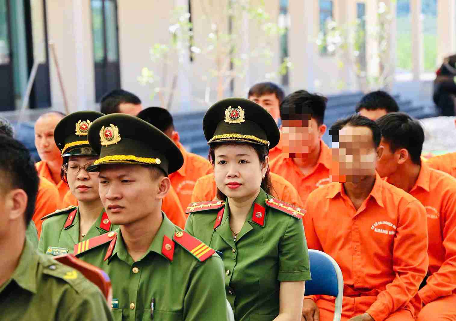 At Drug Rehabilitation Center No. 1, Khanh Hoa Provincial Police organized the inauguration ceremony of the learning and vocational training center and launched the model "Goodness-oriented bookshelf - Sewing seeds of faith". Photo: Police provided