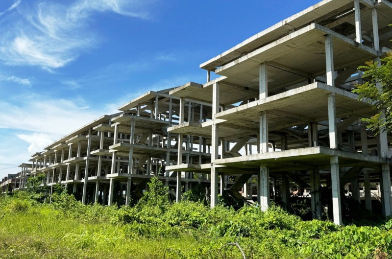 Hàng trăm biệt thự xuống cấp trong khu đô thị sinh thái Golden Hills City bỏ hoang ở Đà Nẵng, gây lãng phí nguồn lực đất đai. Ảnh: Trường An