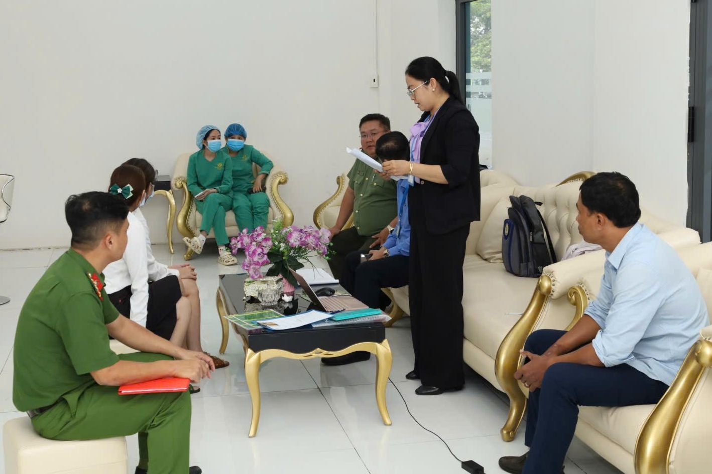 Đoàn kiểm tra công bố Quyết định kiểm tra đối với Nha khoa Quốc tế Tuệ Minh, phường Long Mỹ, TP Cần Thơ. Ảnh: Công an Cần Thơ