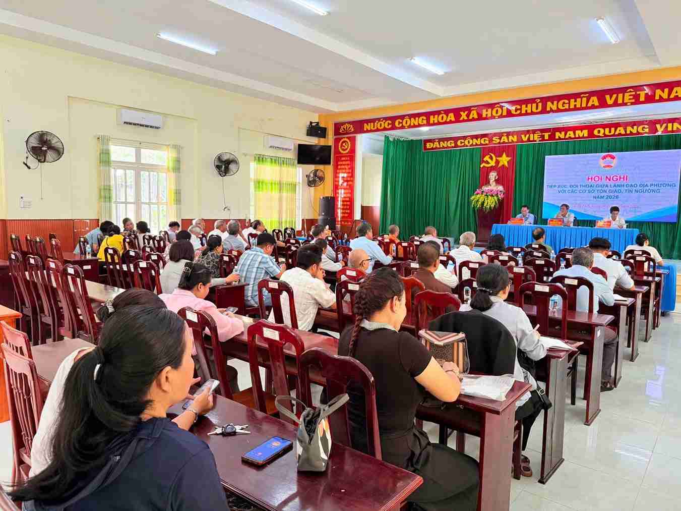 El Comité del Frente de la Patria de Vietnam del barrio de Cam Linh organiza un diálogo con las organizaciones religiosas y de creencias. Foto: Kien Cuong