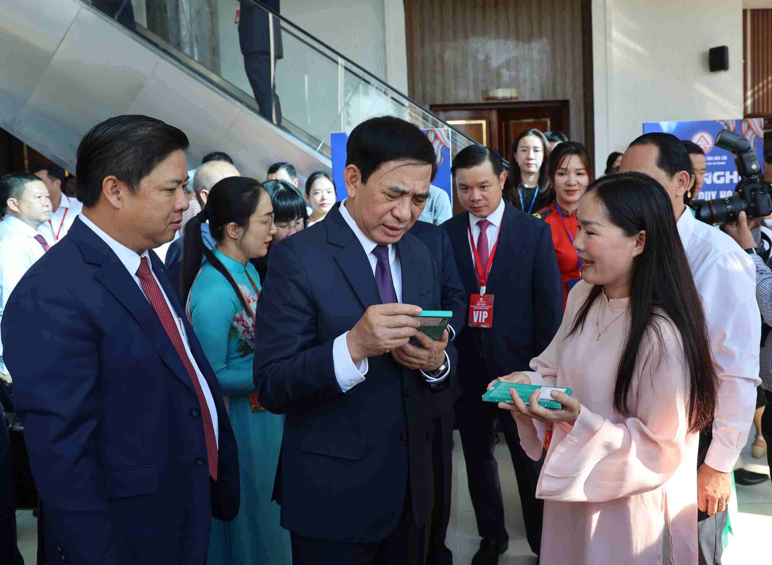Leaders of Dak Lak province introduce typical products, potential advantages of the locality to General Phan Van Giang (middle). Photo: Bao Trung
