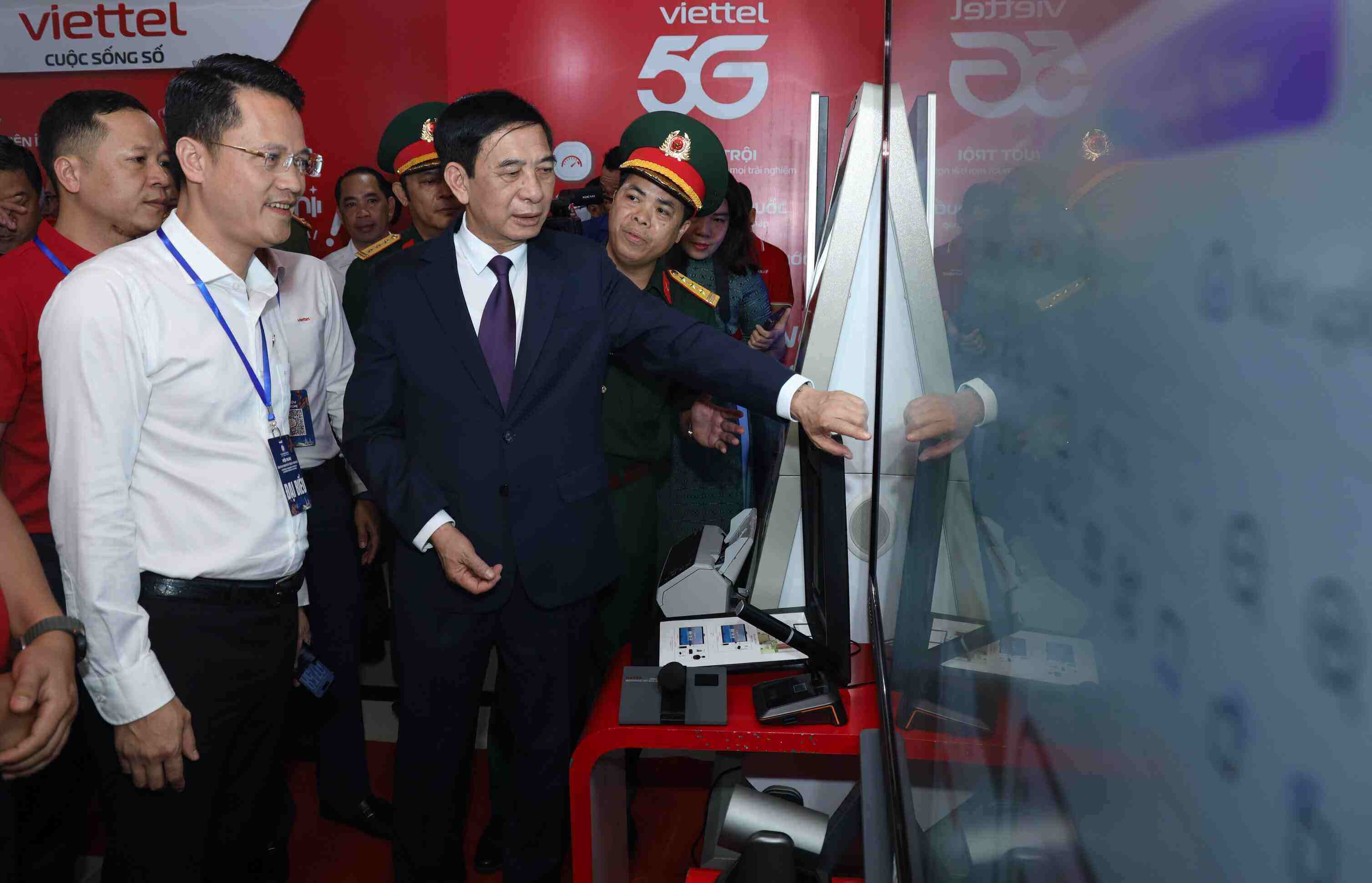 Đại tướng Phan Văn Giang thăm một gian hàng giới thiệu sản phẩm công nghệ cao tại hội nghị. Ảnh: Bảo Trung