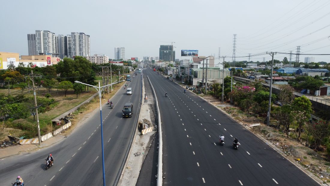 Project to upgrade and expand National Highway 13 section passing through old Binh Duong province. Photo: Dinh Trong