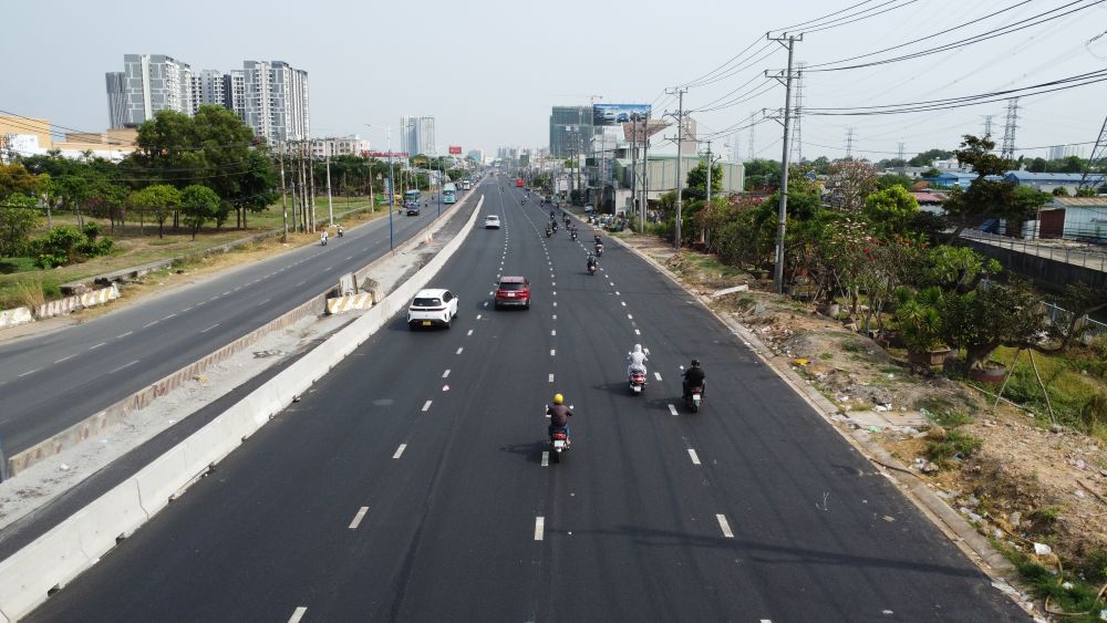 Đoạn dài gần 10km hiện đã mở rộng lên 8 làn xe. Ảnh: Đình Trọng