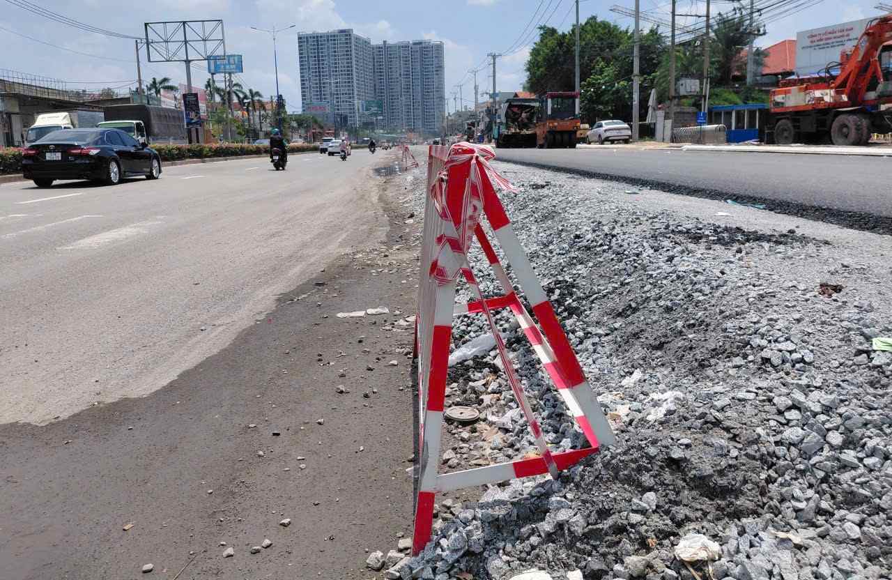 Đoạn vừa được mở rộng vừa được nâng cao nền đường. Ảnh: Đình Trọng