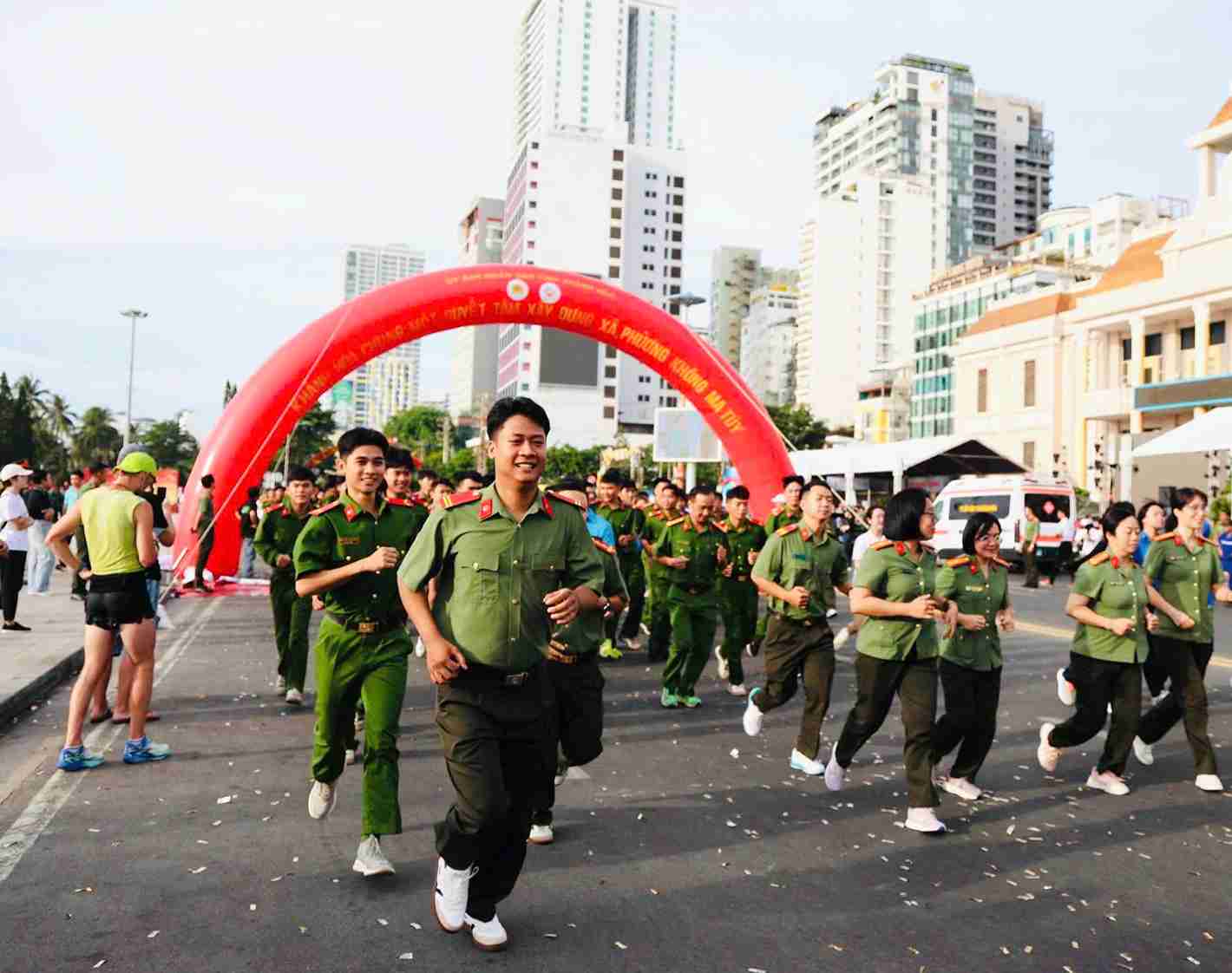 Miles de funcionarios, soldados y personas corrieron en respuesta a la política de construir comunas y barrios libres de drogas. Foto: Policía de Khanh Hoa
