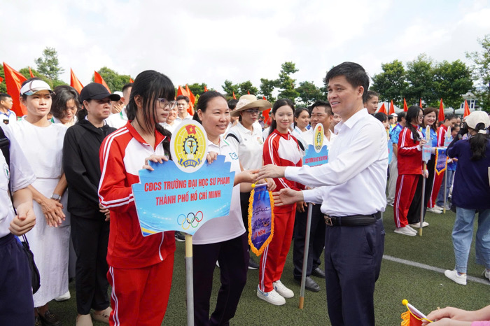 Standing Vice President of the Vietnam General Confederation of Labor Ngo Duy Hieu presents souvenir flags to the competing teams. Photo: Mai Anh.