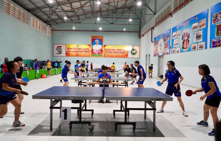 Một số hình ảnh thi đấu của các công đoàn cơ sở. Ảnh: Mai Anh. 