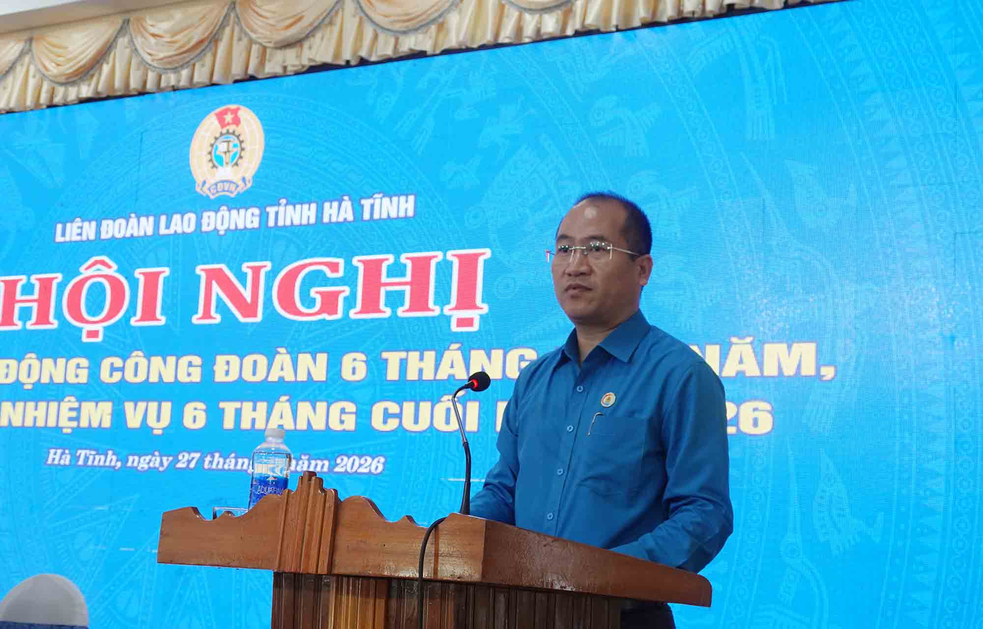 Ông Nguyễn Thế Hoàn - Chủ tịch LĐLĐ tỉnh Hà Tĩnh phát biểu. Ảnh: Trần Tuấn