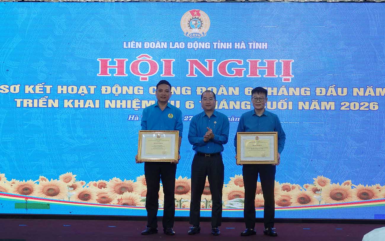 Trao bằng khen của Tổng LĐLĐ Việt Nam cho 1 tập thể và 1 cá nhân có thành tích xuất sắc trong Tháng Công nhân 2026. Ảnh: Trần Tuấn