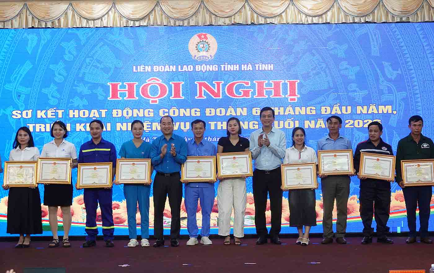 Awarding certificates of merit from the Provincial People's Committee to typical individuals at the conference summarizing the activities of the Ha Tinh Trade Union in the first 6 months of 2026. Photo: Tran Tuan
