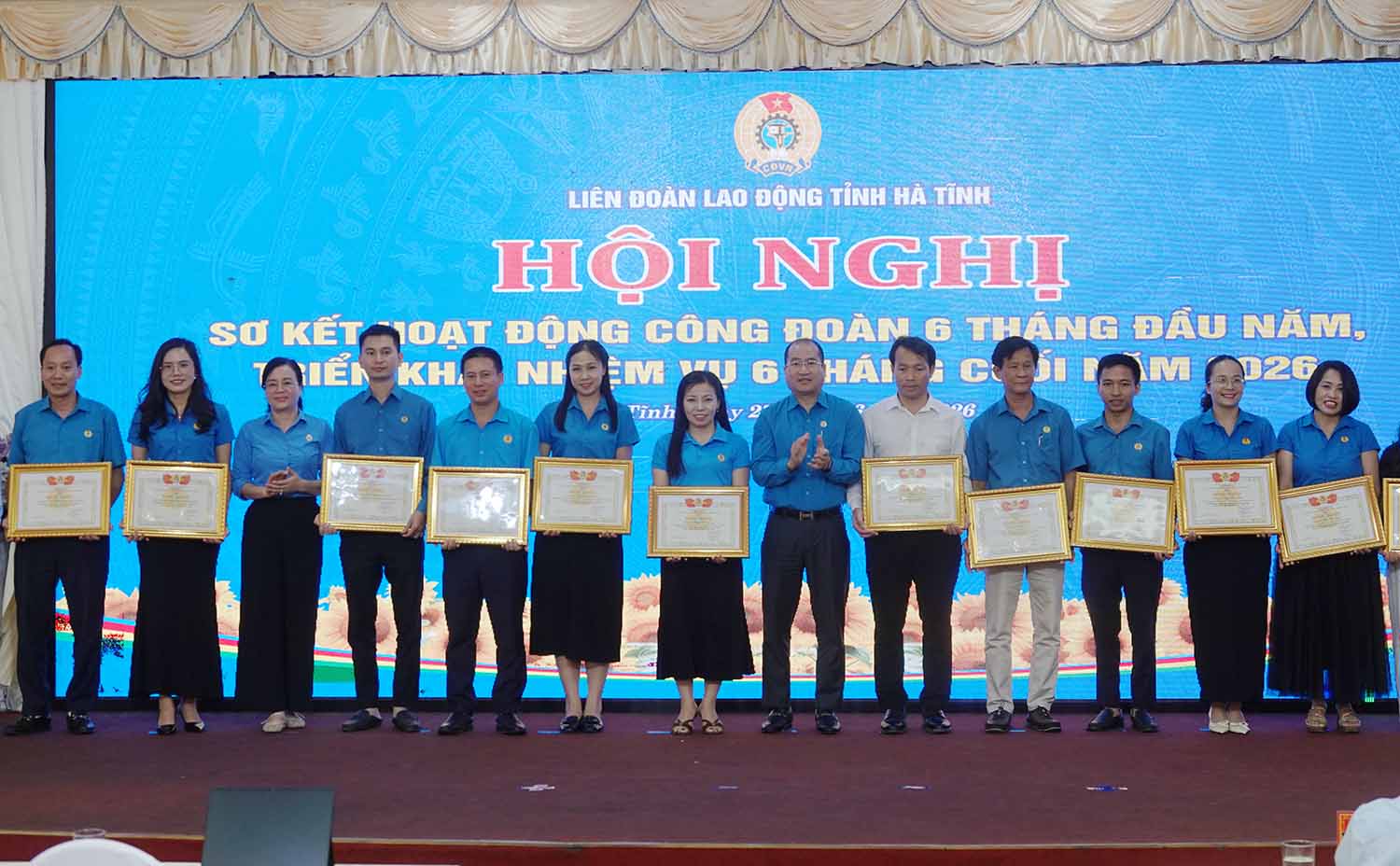 Trao bằng khen của LĐLĐ tỉnh Hà Tĩnh cho 6 tập thể, 12 cá nhân. Ảnh: Trần Tuấn