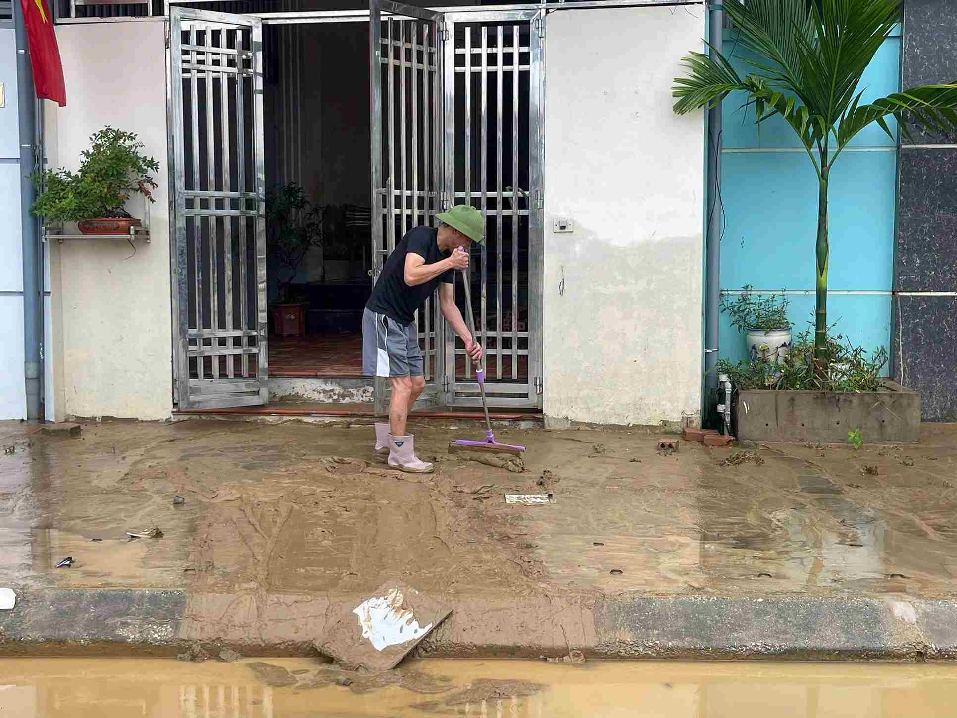 Người dân phường Thục Phán dọn bùn đất sau lũ. Ảnh: Hoàng Phúc