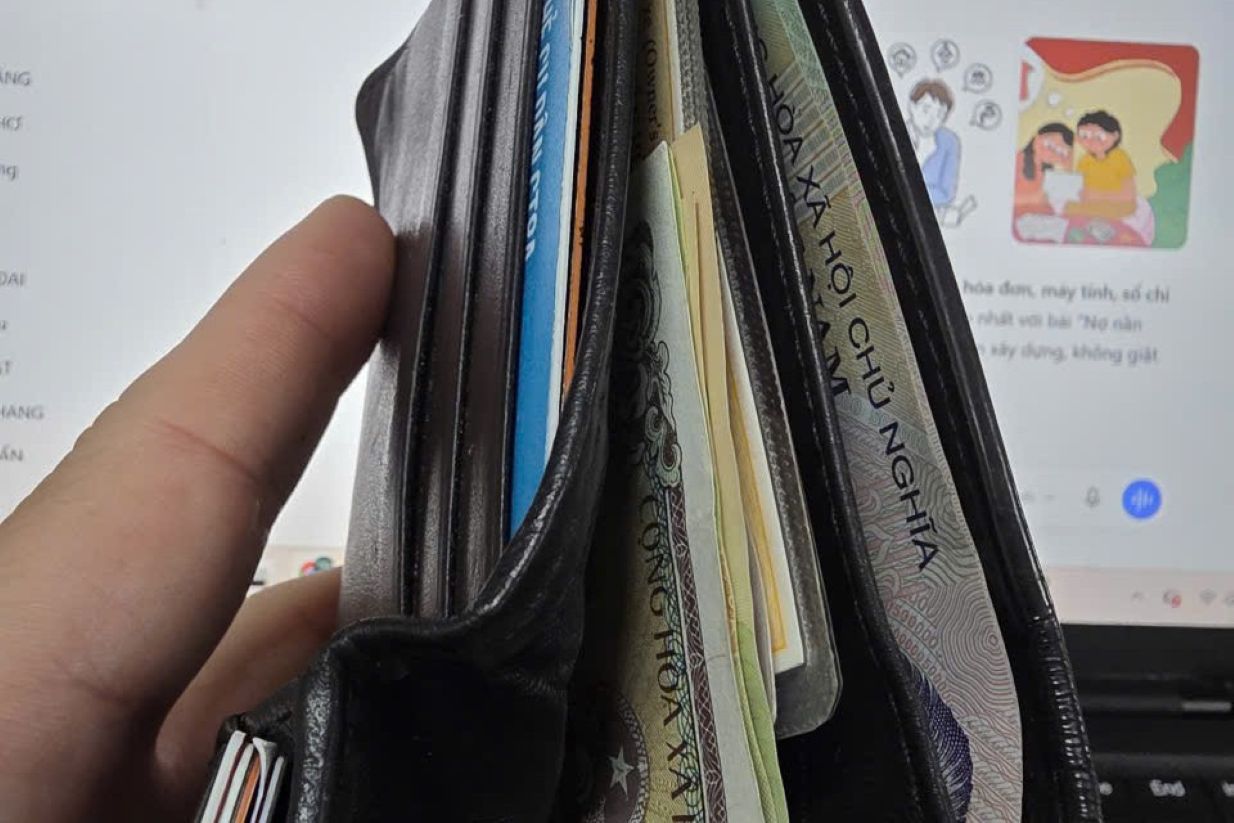 Lack of money is already miserable, being hidden about money by your partner is even more miserable. Illustrative photo: Phi Nhung