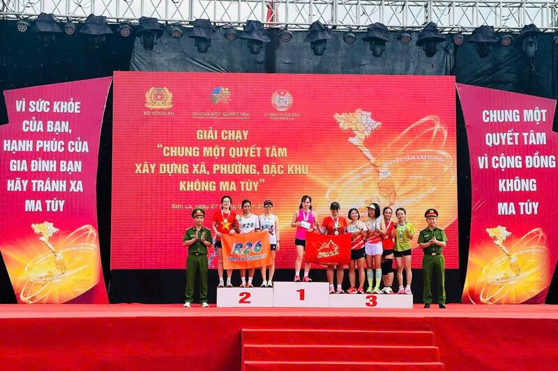 Representatives of Son La Provincial Police award prizes to female athletes of the 2026 Drug Prevention and Control Action Month Running Tournament. Photo: R26 Club