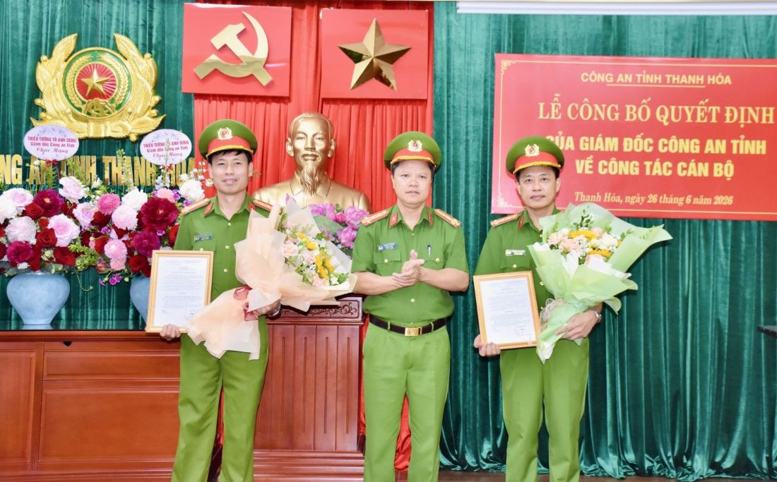 Colonel Kim Duy Cuong - Deputy Director of the Provincial Police handed over the decisions of the Director of the Provincial Police on personnel work to Colonel Nguyen Van Chung and Colonel Nguyen Thanh Long (left photo). Photo: CATH