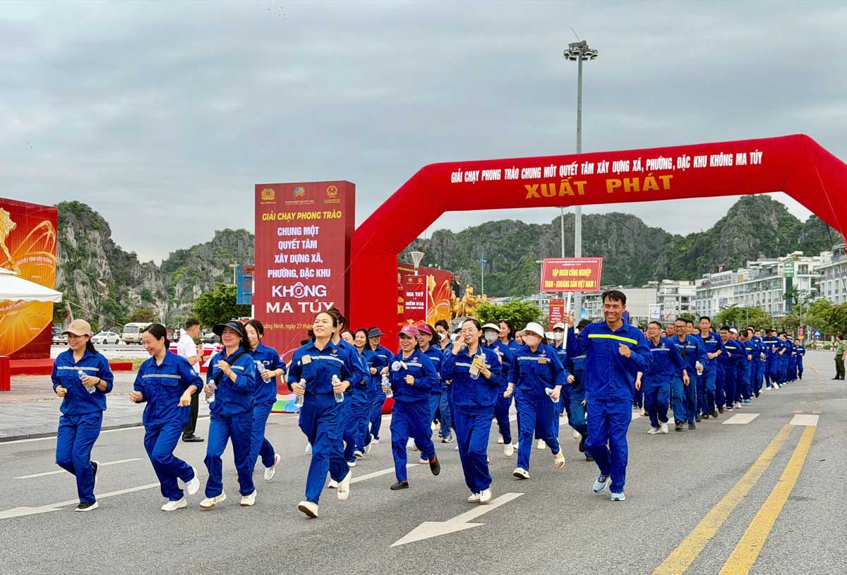 Officials, workers, and laborers of Vietnam National Coal - Mineral Industries Holding Corporation participate in the "United determination to build communes, wards, and special zones without drugs" race. Photo: Doan Hung