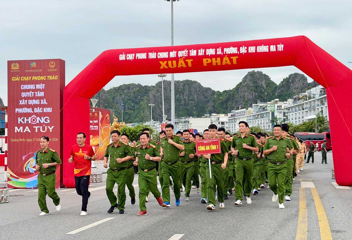 Lực lượng cán bộ, chiến sĩ Công an tỉnh Quảng Ninh tham gia giải chạy. Ảnh: Đoàn Hưng