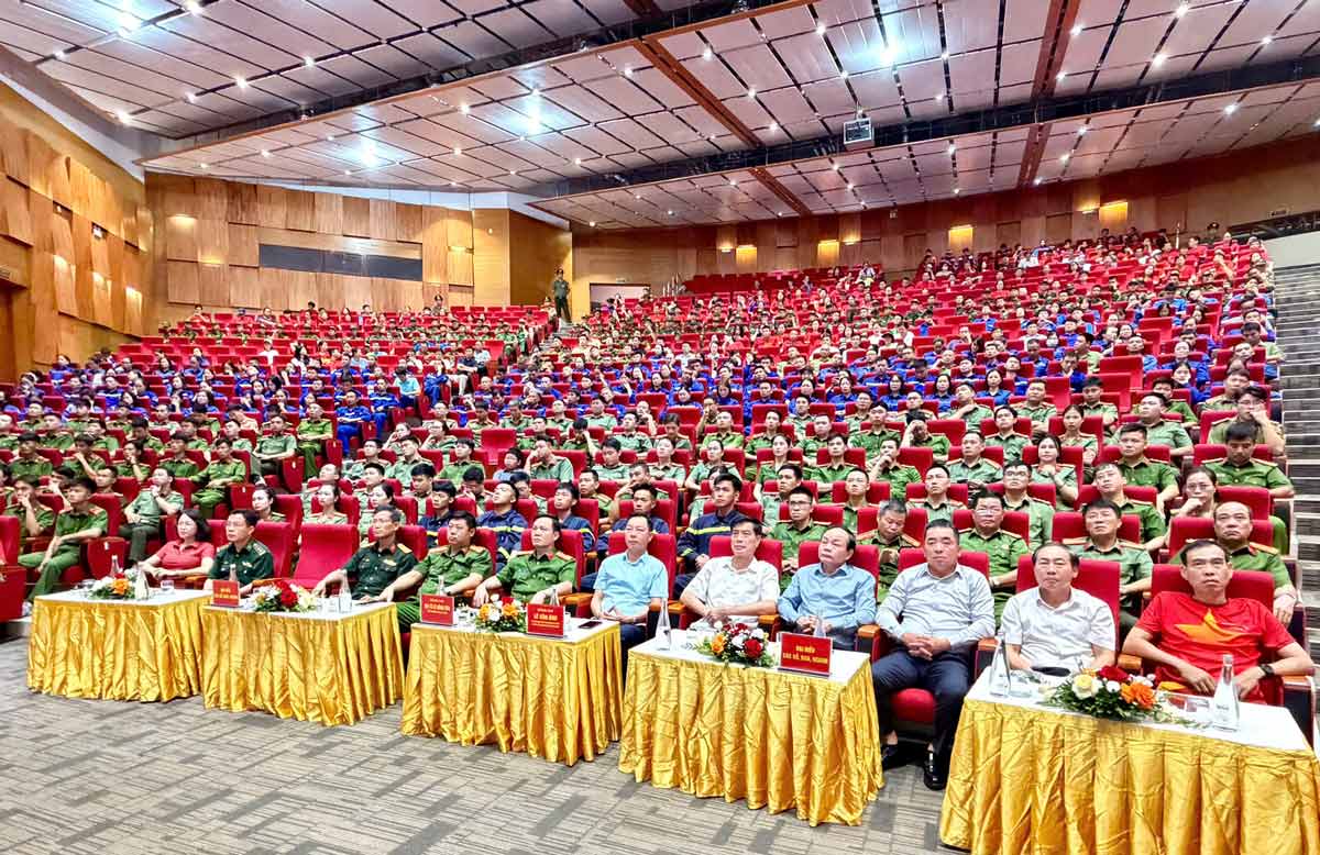 Các đại biểu và lực lượng tham dự Lễ mít tinh trực tuyến toàn quốc hưởng ứng Tháng hành động phòng, chống ma túy năm 2026 tại điểm cầu tỉnh Quảng Ninh. Ảnh: Đoàn Hưng