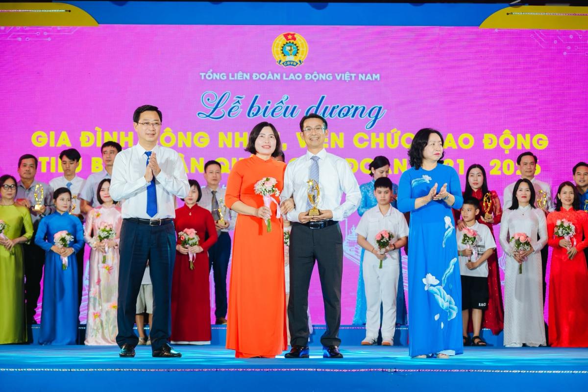 Mr. Nguyen Quoc Viet's family was praised by the Vietnam General Confederation of Labour as a typical family of workers and employees nationwide. Photo: Hai Phong City Trade Union