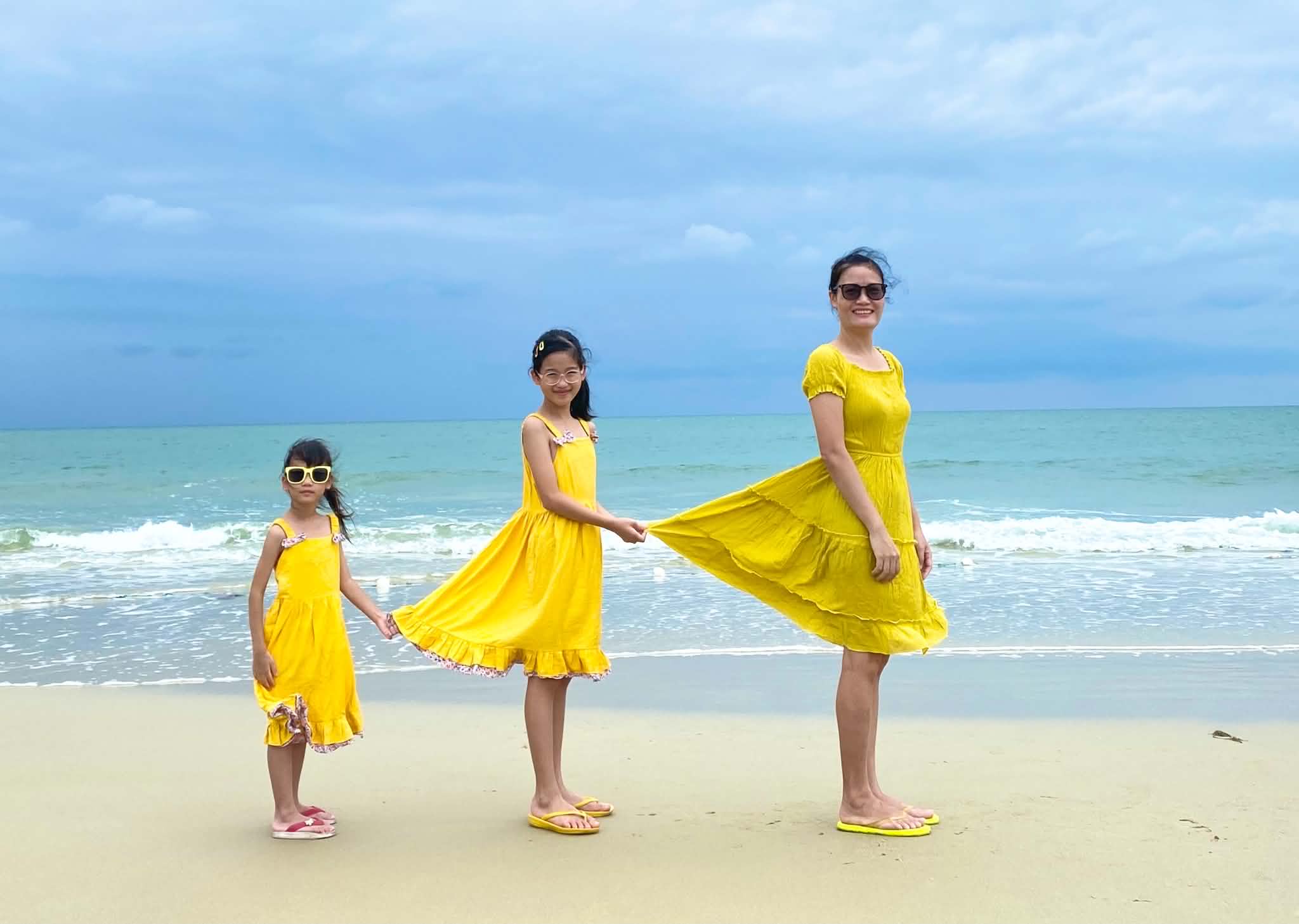 Mẹ con chị Bùi Thảo rạng rỡ bên nhau trong chuyến đi biển, lưu giữ khoảnh khắc gắn kết và tràn đầy yêu thương gia đình. Ảnh: Nhân vật cung cấp