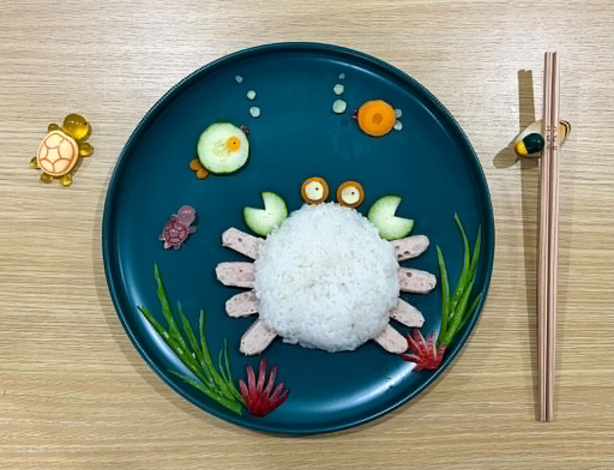 Hình ảnh con vật đáng yêu được tạo từ cơm và rau củ tỉ mỉ.