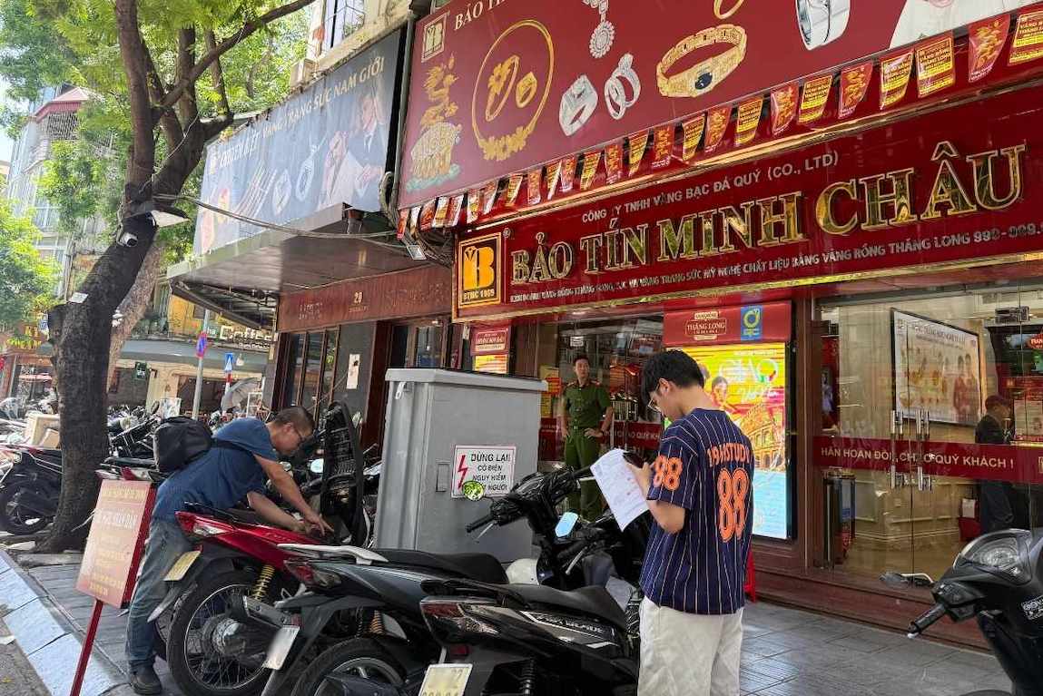 Although no crowded queuing scenes appeared, many customers still sought to buy gold when prices adjusted up. Photo: Duc Anh