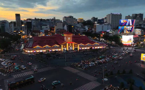 Chợ Bến Thành trở thành điểm đến mua sắm hấp dẫn vào ban đêm.
