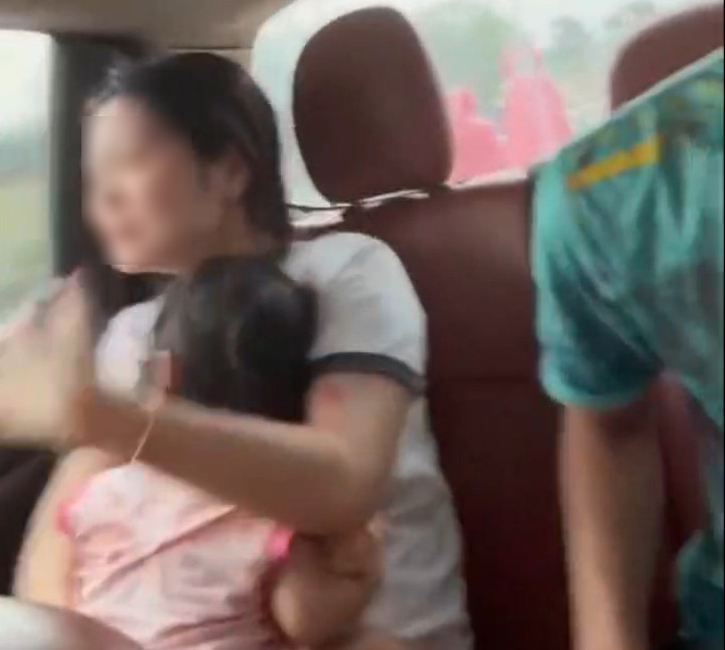 The injured child was taken to the emergency room in time by Nghe An traffic police officers. Photo: Ngoc Anh