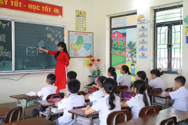 34/34 provinces and cities have completed the approval of the arrangement plan on schedule. The whole country reduced 586 public kindergartens and general schools, and 709 leadership and management positions. Photo: Tuong Van