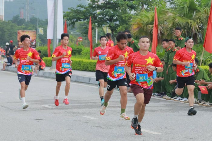 Atletas participan en la carrera por la carretera 7 de mayo, provincia de Dien Bien. Foto: Thanh Binh