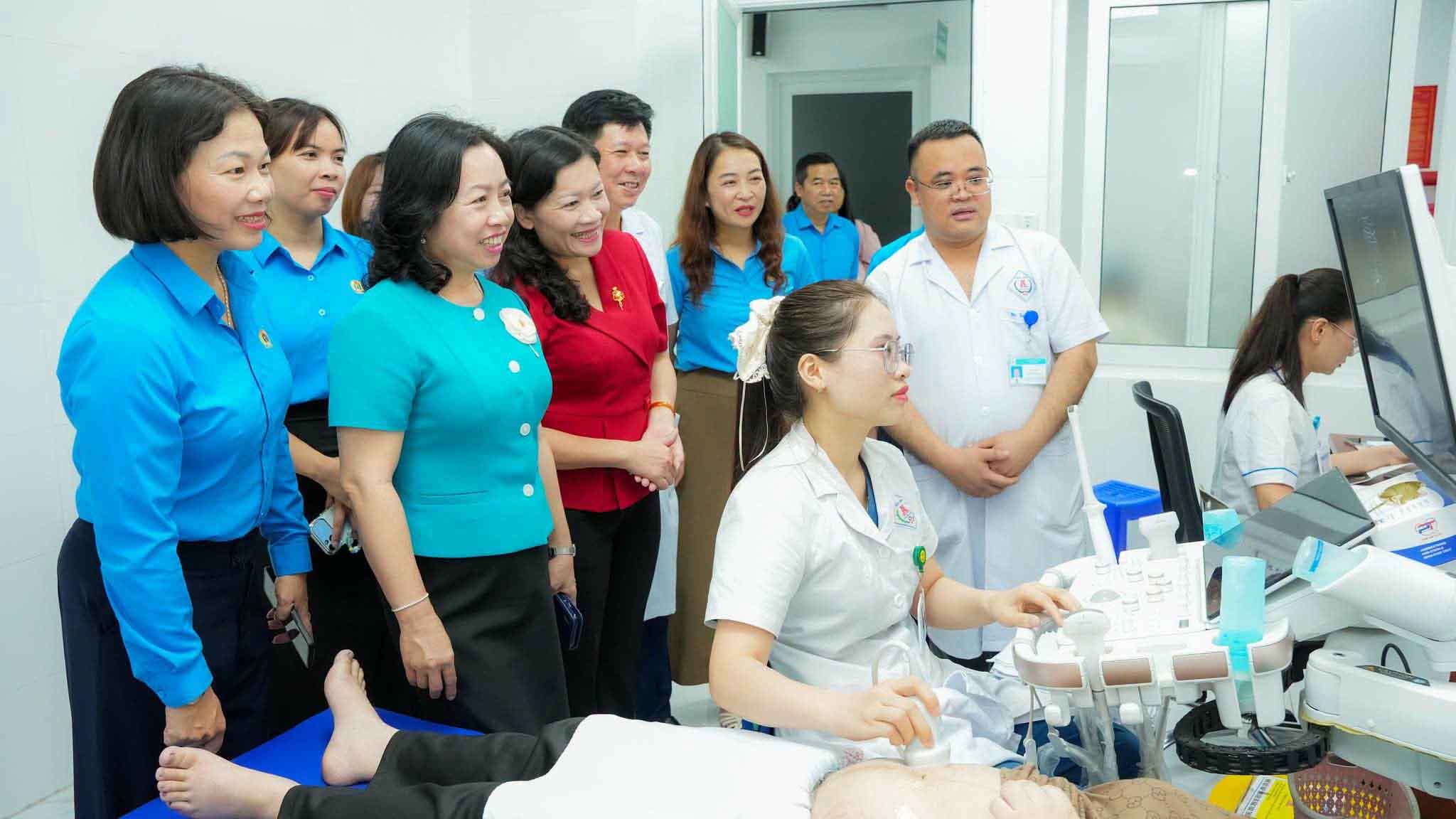 Leaders of the Vietnam General Confederation of Labor attended the program, encouraging union members and female workers. Photo: Thai Nguyen Labor Federation