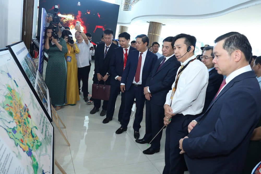 General Phan Van Giang, Member of the Politburo, Deputy Prime Minister, Minister of National Defense and delegates, businesses visit the display area of the Provincial Planning Project. Photo: Bao Trung