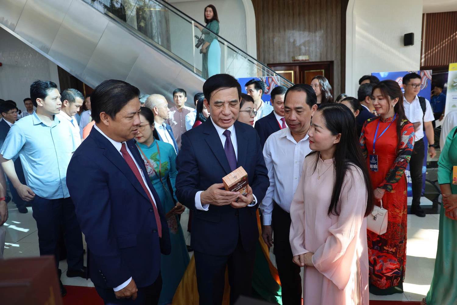 Đại tướng Phan Văn Giang (ở giữa) và Bí Thư tỉnh Đắk Lắk (bên trái ảnh) thăm các mặt hàng đặc sản của địa phương. Ảnh: Hữu Long