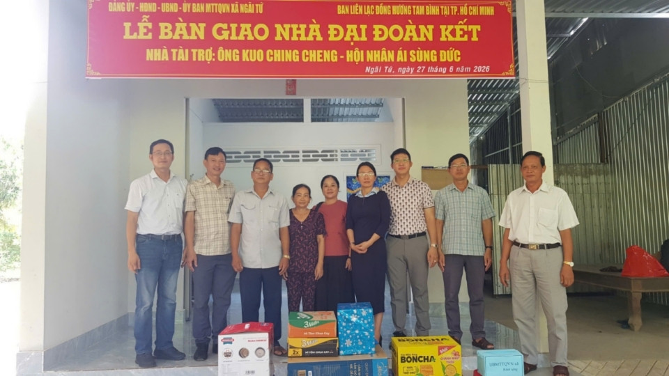 Những phần quà thiết thực được trao đến các hộ dân nhân dịp nhận nhà Đại đoàn kết mới. Ảnh: Hoàng Lộc