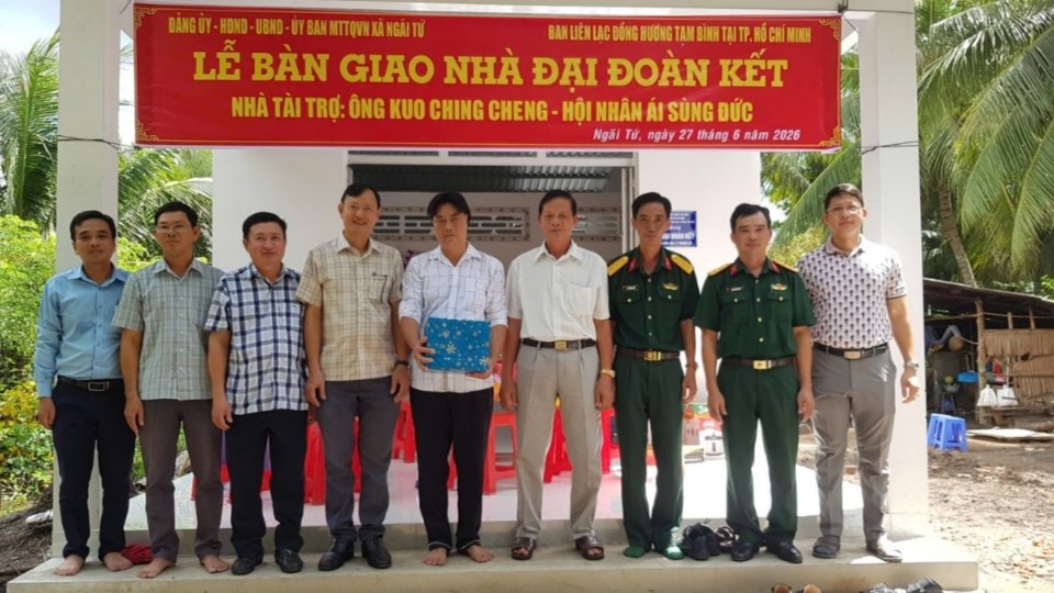 Representatives of the sponsoring unit present congratulatory gifts to families receiving Great Solidarity houses. Photo: Hoang Loc