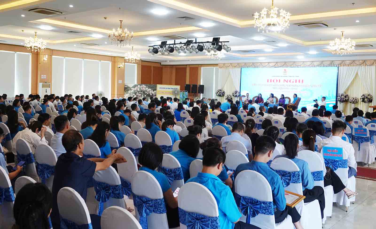 Nhiều đại biểu là cán bộ công đoàn, công nhân, viên chức, lao động tiêu biểu tham dự hội nghị. Ảnh: Trần Tuấn