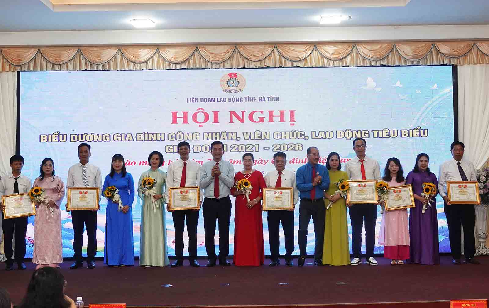 Ha Tinh Provincial Labor Federation commends typical families of workers, civil servants, and laborers. Photo: Tran Tuan