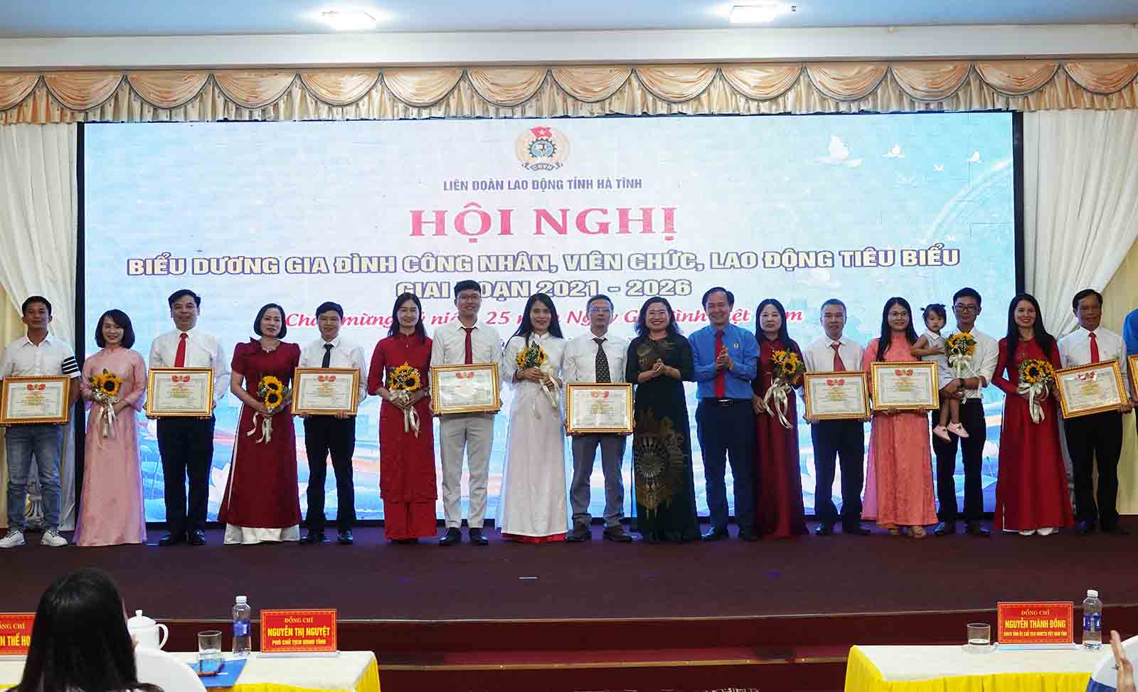 Biểu dương các gia đình tiêu biểu. Ảnh: Trần Tuấn