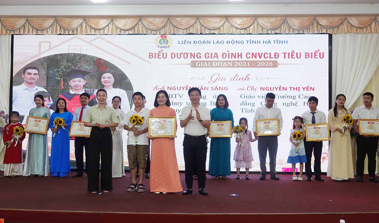 Vinh dự, tự hào cho nhiều gia đình khi được tôn vinh là gia đình tiêu biểu. Ảnh: Trần Tuấn