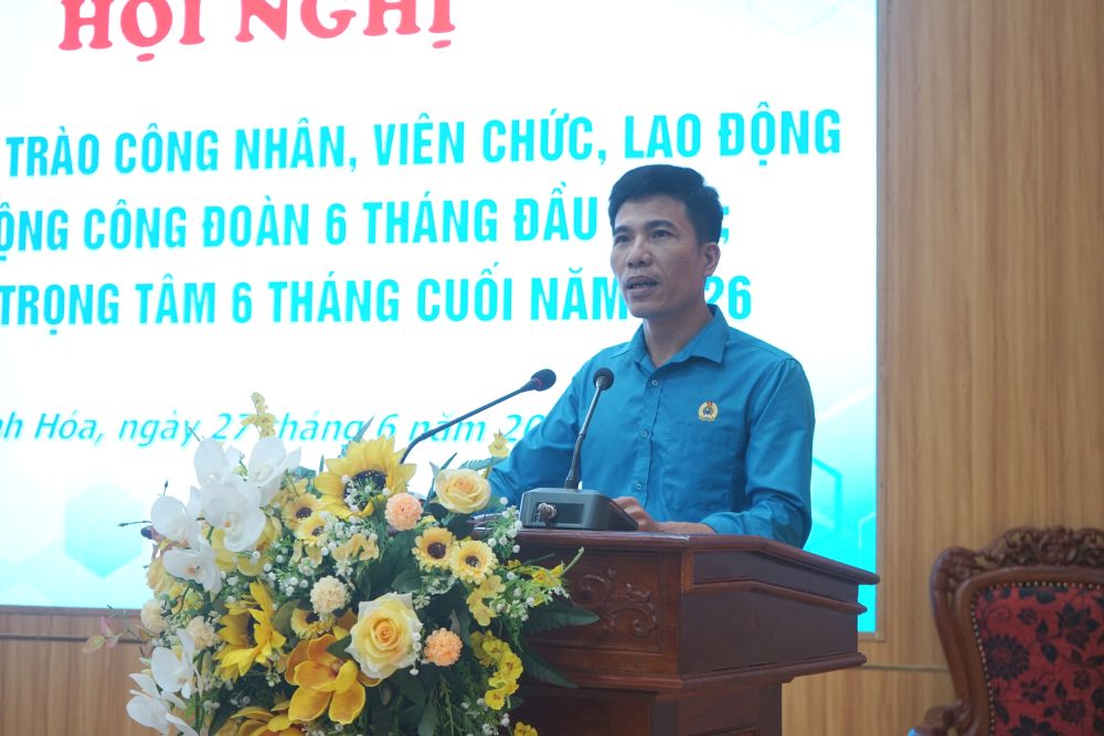 Đại diện Công đoàn xã Hoa Lộc phát biểu ý kiến tại hội nghị. Ảnh: Quách Du
