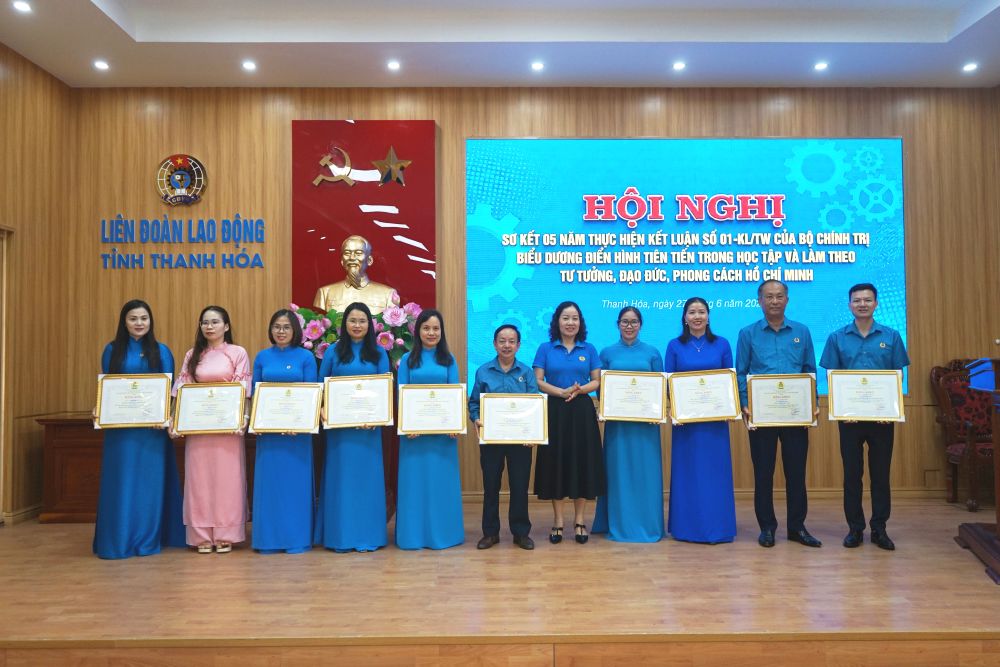 Đại diện lãnh đạo LĐLĐ tỉnh Thanh Hóa trao Bằng khen cho các tập thể, cá nhân có thành tích xuất sắc. Ảnh: Quách Du