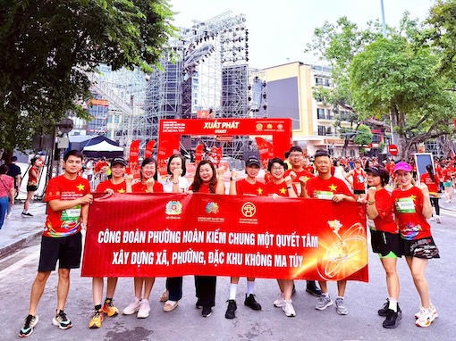 Cán bộ, đoàn viên, người lao động thuộc Công đoàn phường Hoàn Kiếm tham gia giải chạy diễn ra ngay sau Lễ mít tinh. Ảnh: CĐCS