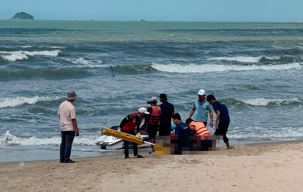 Rescue forces rescue a drowning male tourist ashore. Photo: Trong Mau