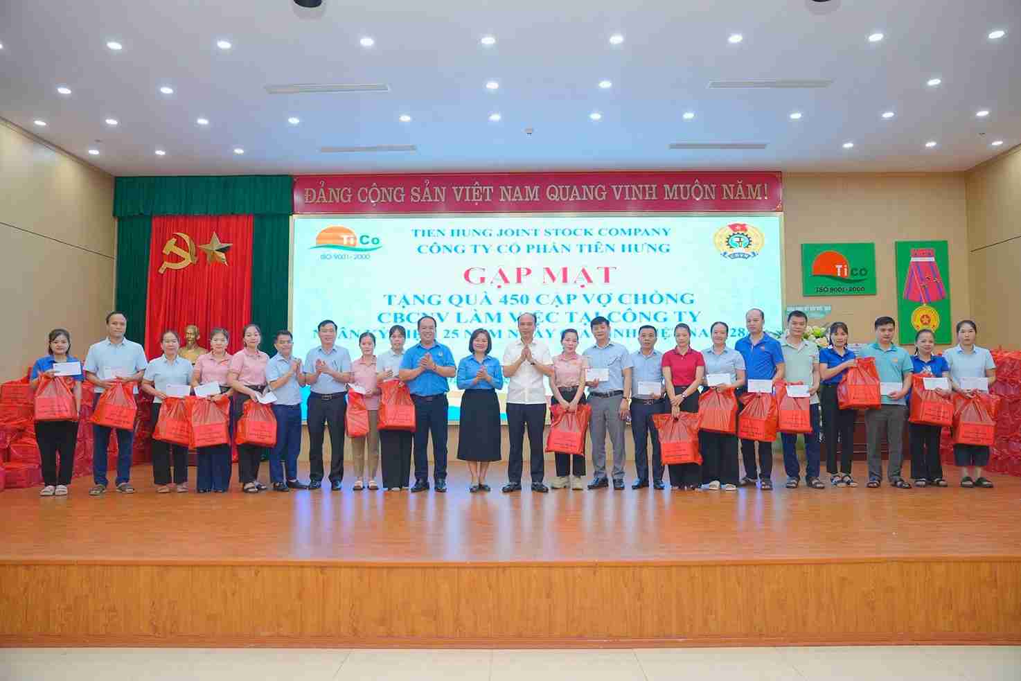 The joy of workers' families on the occasion of Vietnamese Family Day. Photo: Tien Hung Joint Stock Company