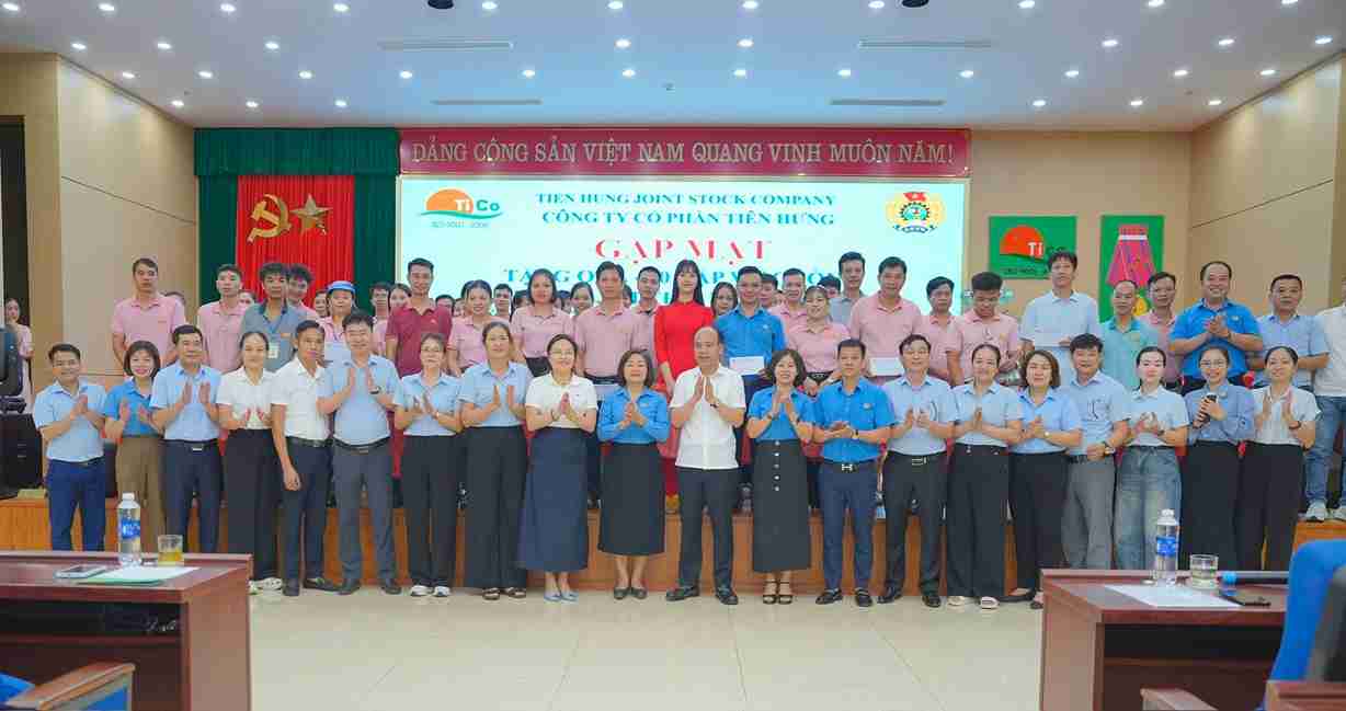 Những phần quà ý nghĩa được trao tới các gia đình người lao động. Ảnh: Công ty Cổ phần