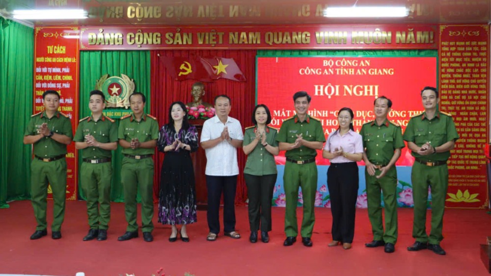 Ra mắt các thành viên Ban chỉ đạo mô hình. Ảnh: Khánh Vân